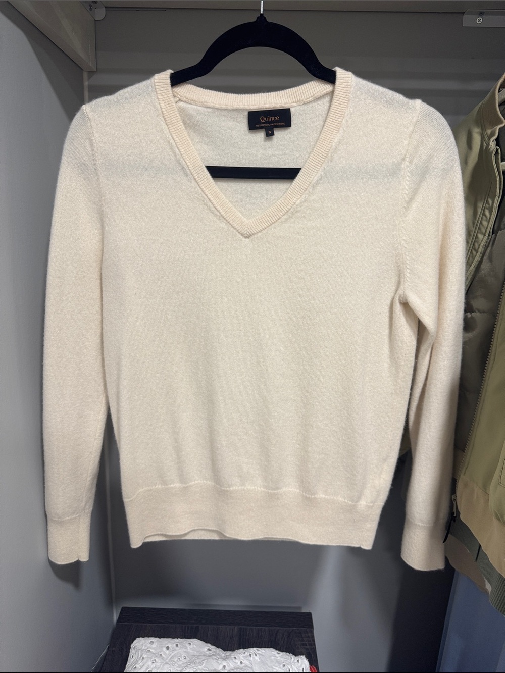 Quince Women's Cream V-Neck 100% Mongolian Cashmere Sweater - Size Small